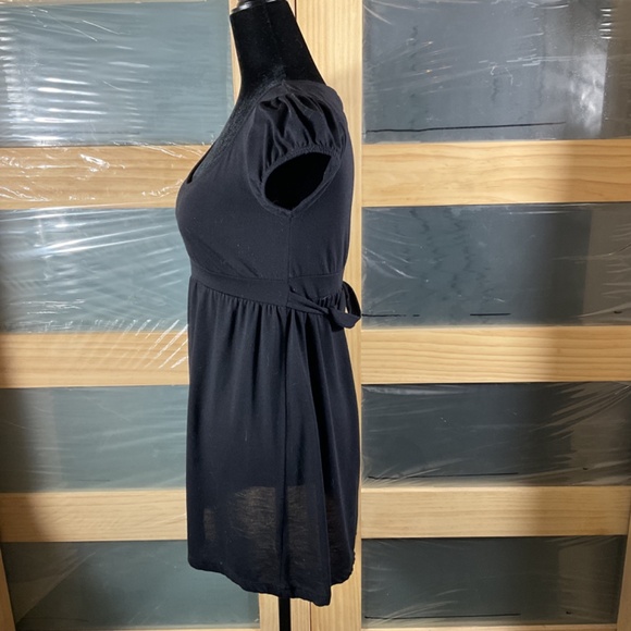 Black Shirt With Attached Belt/Tie Mid Waist/Flowing Sweep On Bottom/Scoop Neck - Picture 3 of 9